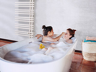 Zehnder Yucca Asym woman with daughter, bathroom,bathtube, retouching, Yucca