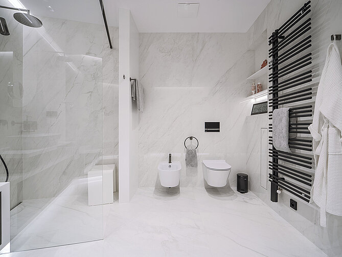 Návrh koupelny s designovým radiátorem Zehnder Yucca Asym